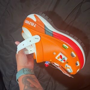 7/11 Crocs W9